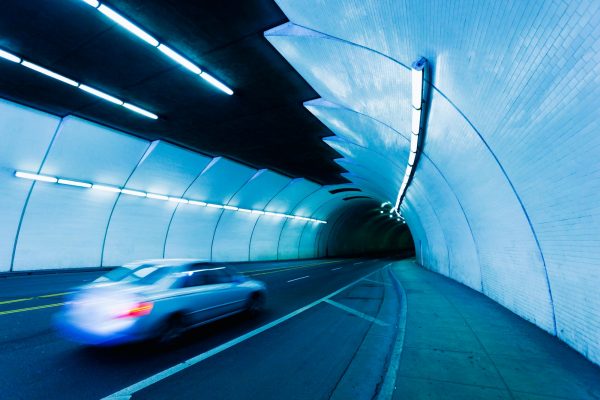 Urbaner Tunnel, Auto in Bewegung mit Bewegungsunschärfe